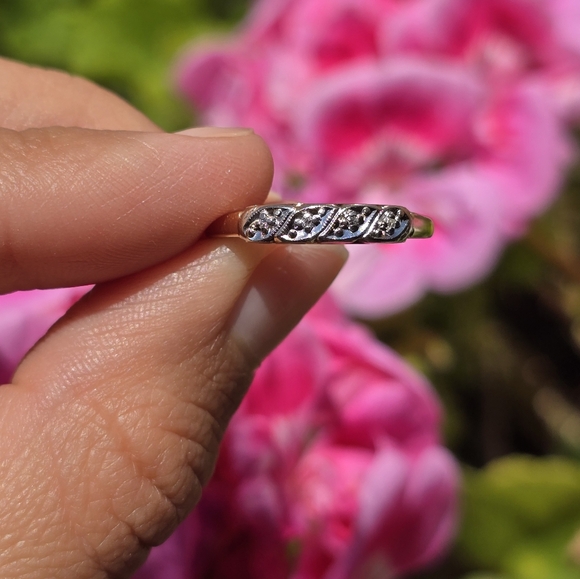 14k Vintage Diamond Stacking Ring - Picture 3 of 5